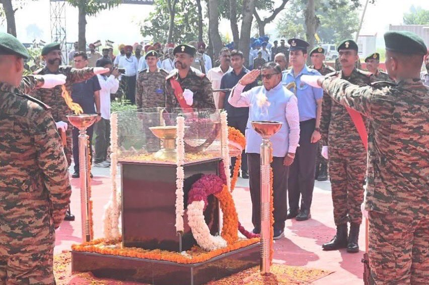 westerncomd_IA's tweet photo. #1965VijayKe60Saal🇮🇳#DiamondJubilee
#AsalUttar #OurVeteransOurPride
Indian Army opened the upgraded War Memorial to the nation at Asal Uttar, the ‘Graveyard of Patton Tanks’. The solemn ceremony was attended by the Hon’ble Governor of Punjab, Sh. Gulab Chand Kataria, and Lt Gen #ManojKumarKatiyar, PVSM, UYSM, AVSM, #ArmyCommander, #WesternCommand, in the esteemed presence of War Veterans, Veer Naris, Ex-Servicemen, local residents, NCC cadets, and school children. The memorial, which stands at the final resting place of the legendary CQMH Abdul Hamid, PVC (P), has been revitalised with an Archives-cum-Museum, the Hamid Gallery, and a majestically hoisted 72-ft high Tricolour.
@VajraCorps_IA @prodefencechan1
@adgpi