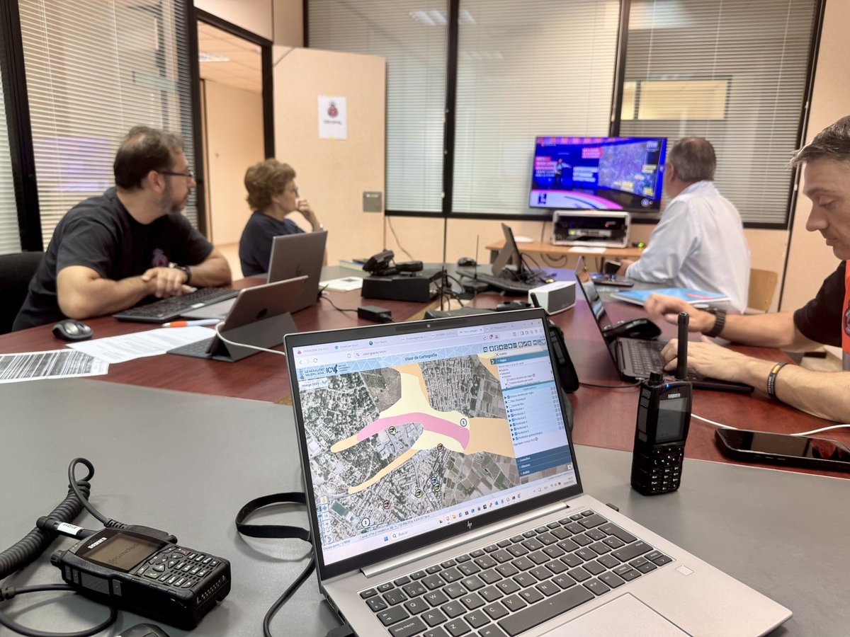 PCGodella's tweet image. 🙌 Agradecemos al Ayuntamiento de Godella su apoyo y confianza en el dispositivo.
🧡 También al president de la Generalitat Valenciana por su visita al CECOPAL y el interés mostrado hacia nuestro trabajo.