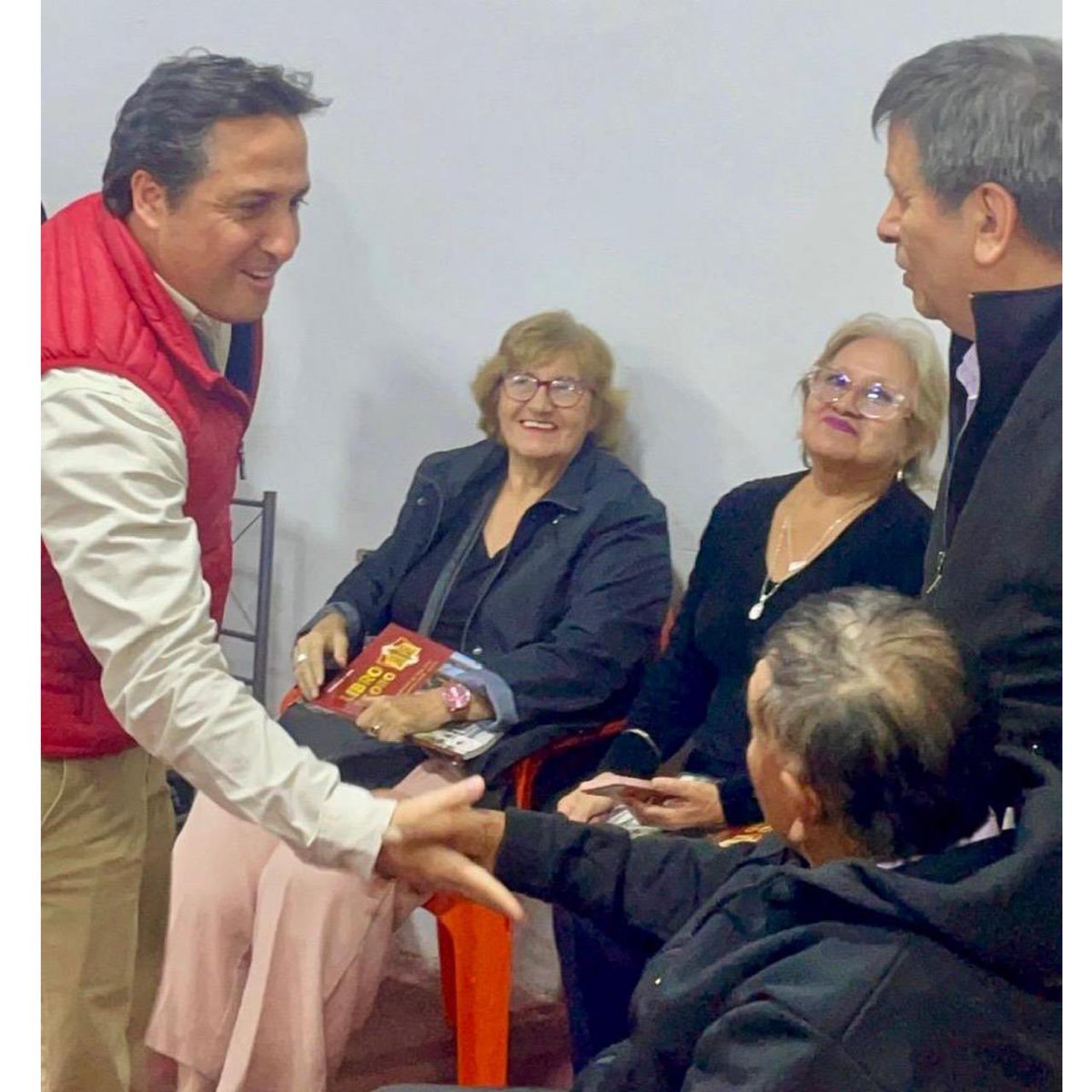 TorresHigino's tweet photo. #CHICLAYO 
#LAMBAYEQUE 
Junto a mis correligionarios de Lambayeque, pude compartir un tiempo valioso en nuestra base regional.

Quiero agradecer muy especialmente al Secretario General David Chirinos Hurtado, felicitar a cada correligionario por el gran trabajo que vienen haciendo por su región y el país.

Nos hemos comprometido todos con la tarea de devolver al Perú el respeto de honor que merece y luchar por el rescate de nuestra identidad nacional con los valores que enarbola Acción Popular, un tiempo además donde intercambiamos ideas de solución a los problemas nacionales. 

Mi compromiso con cada correligionario que manifestó los problemas de su pueblo , distrito , región y del país.

Correligionaria Maribel Rivadeneyra, no olvidaré Pacora y los problemas que lo aquejan; volveré muy pronto para poder visitarlos y trabajar juntos. Correligionario Jorge Santamaría, valoro su preocupación por los problemas de agua de calidad en la región; trabajaremos en esas alternativas que usted ha propuesto. Correligionario Edgardo Carrasco, Policía de Investigaciones en situación de retiro, trabajaremos con su apoyo y sus conocimientos en investigación policial en más propuestas de seguridad ciudadana; asimismo, a cada joven que asistió y pude conocer, tenemos un compromiso en común por la grandeza de un nuevo Perú.

Porque tengo confianza en el Perú, crece mi esperanza.

HIGINIO 

¡ADELANTE! 🇵🇪
#Lambayeque #Chiclayo #integridad #Servicio #Conectividad #Ferreñafe #VALORES #economia