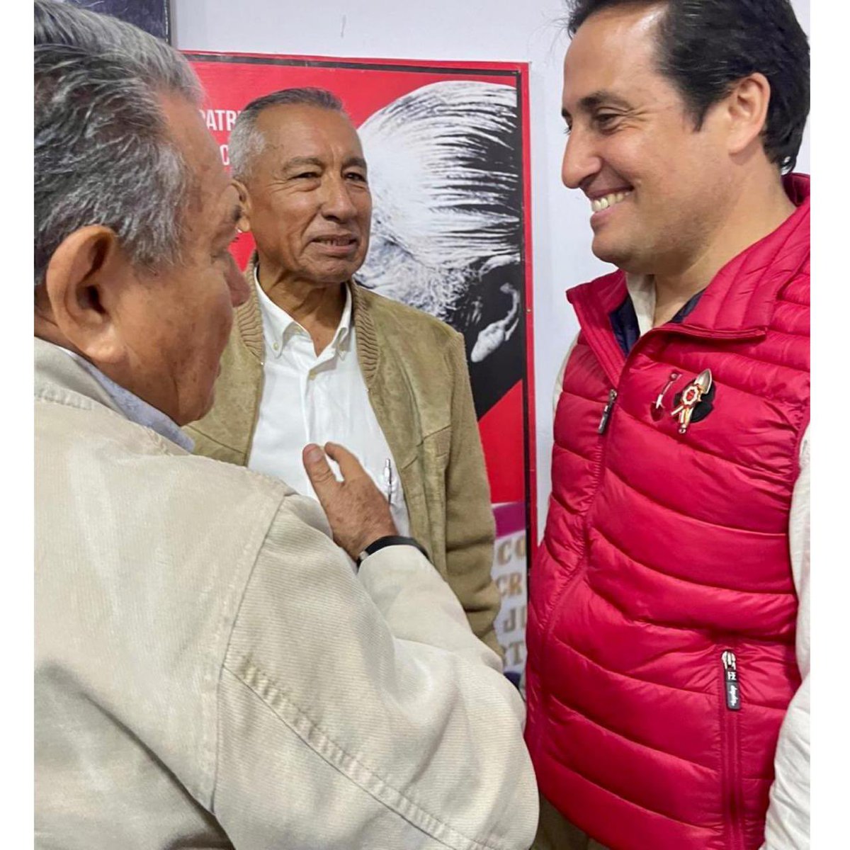 TorresHigino's tweet photo. #CHICLAYO 
#LAMBAYEQUE 
Junto a mis correligionarios de Lambayeque, pude compartir un tiempo valioso en nuestra base regional.

Quiero agradecer muy especialmente al Secretario General David Chirinos Hurtado, felicitar a cada correligionario por el gran trabajo que vienen haciendo por su región y el país.

Nos hemos comprometido todos con la tarea de devolver al Perú el respeto de honor que merece y luchar por el rescate de nuestra identidad nacional con los valores que enarbola Acción Popular, un tiempo además donde intercambiamos ideas de solución a los problemas nacionales. 

Mi compromiso con cada correligionario que manifestó los problemas de su pueblo , distrito , región y del país.

Correligionaria Maribel Rivadeneyra, no olvidaré Pacora y los problemas que lo aquejan; volveré muy pronto para poder visitarlos y trabajar juntos. Correligionario Jorge Santamaría, valoro su preocupación por los problemas de agua de calidad en la región; trabajaremos en esas alternativas que usted ha propuesto. Correligionario Edgardo Carrasco, Policía de Investigaciones en situación de retiro, trabajaremos con su apoyo y sus conocimientos en investigación policial en más propuestas de seguridad ciudadana; asimismo, a cada joven que asistió y pude conocer, tenemos un compromiso en común por la grandeza de un nuevo Perú.

Porque tengo confianza en el Perú, crece mi esperanza.

HIGINIO 

¡ADELANTE! 🇵🇪
#Lambayeque #Chiclayo #integridad #Servicio #Conectividad #Ferreñafe #VALORES #economia