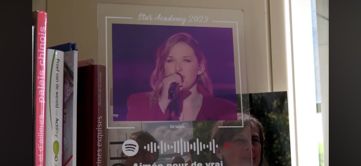 HeleeneL's tweet photo. Omg ça fait tout bizarre de voir le cadeau que j’ai offert à Helena dans le clip 🥹 https://t.co/Ad454svFr4