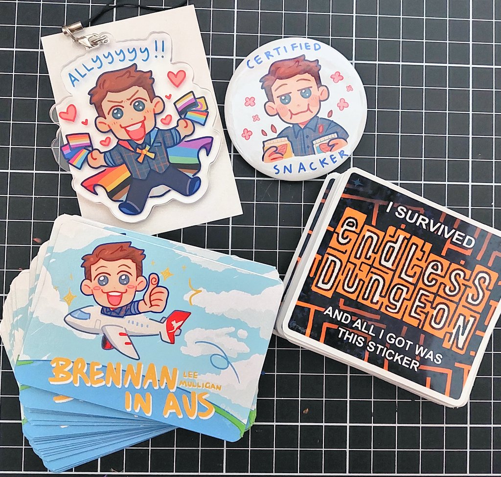 NEOBATSUIT's tweet photo. WAHOOO THEY'RE HERE !!!

My Brennan Lee Mulligan freebie merch has arrived 😋 I'll be giving these out at his Sydney Live Show 15/10 !!!
#dropouttv #dimension20 https://t.co/Rz3XmAPpbW