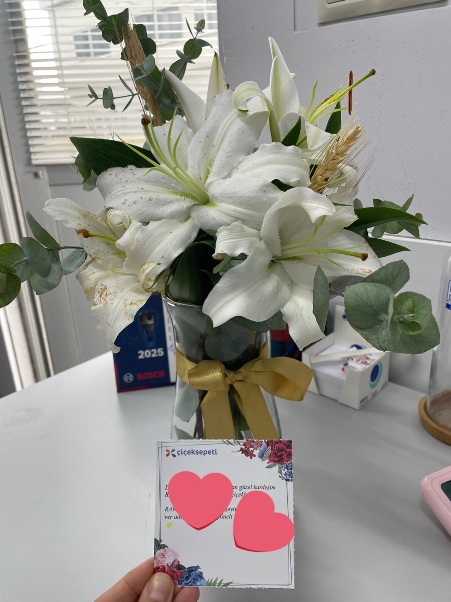 Yaklaşık 3 senedir tanıdığım ama ruhu benimle ezelden beri yanımda olan kardeşim , bugün yeni iş yerime aşırı güzel bir notla çiçek yollamış 🌸
Hislerimin tarifi yok 🥹