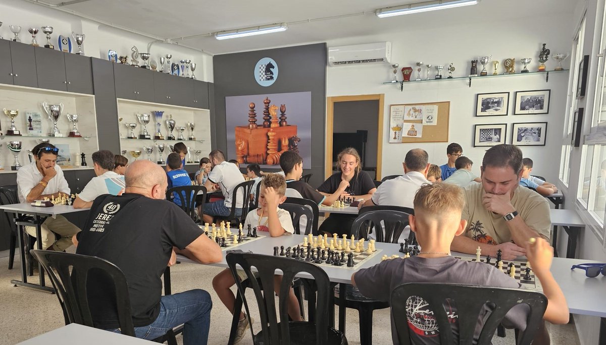 La Escuela Inclusiva de Ajedrez del Club Ajedrez Coín comienza el curso 2025/26 el próximo jueves 2 de octubre, 
Este año el proyecto alcanza una cifra histórica con casi 60 alumnos/as, lo que confirma el creciente interés por el ajedrez en Coín.
<a href="/AytoCoin/">Ayuntamiento de Coín</a> <a href="/DelegMalagaAjed/">Deleg Malaga Ajedrez</a>