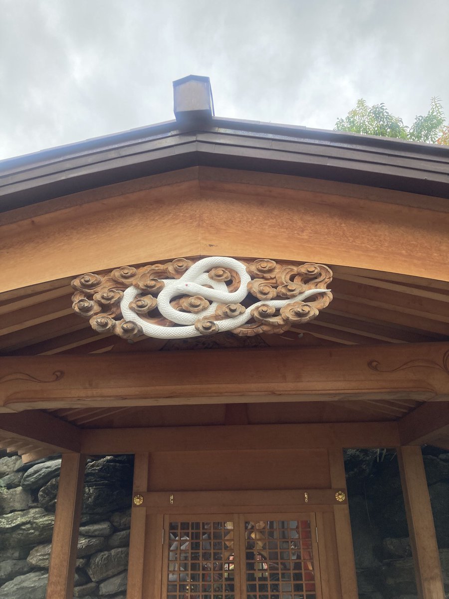 marsan_bar's tweet photo. 10月の営業スケジュールです。
今月は店主の結婚記念日なので連休を頂きます。ここぞとばかりに日頃の感謝を伝えてきます。
そして今さらですが初詣へ。巳年なので蛇窪神社に。あまりの混雑にここまで遅れてしまいましたがしっかり参拝してきたので残り3ヵ月、バルもラストスパートで走り切ります！ https://t.co/U6RSjVrheK