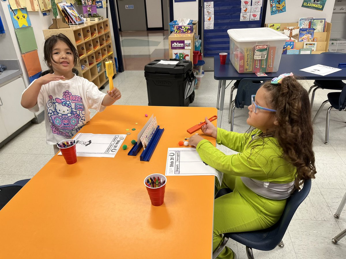 vaviles01's tweet photo. Magnetic or non-magnetic? Scholars sorting magnetic and non-magnetic objects #ESLAcademy #patrotpride https://t.co/N8dxXLkHZl