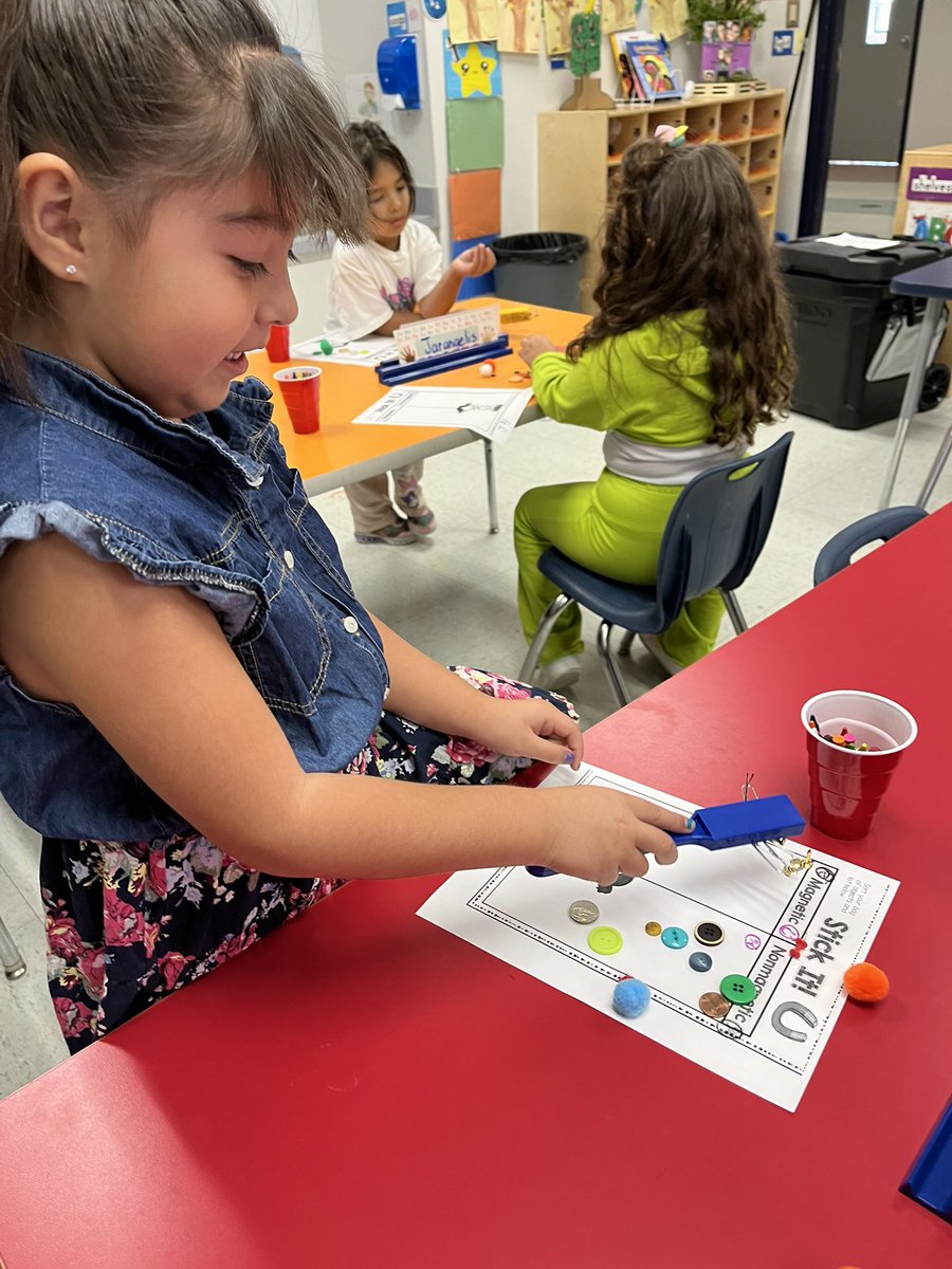 vaviles01's tweet photo. Magnetic or non-magnetic? Scholars sorting magnetic and non-magnetic objects #ESLAcademy #patrotpride https://t.co/N8dxXLkHZl