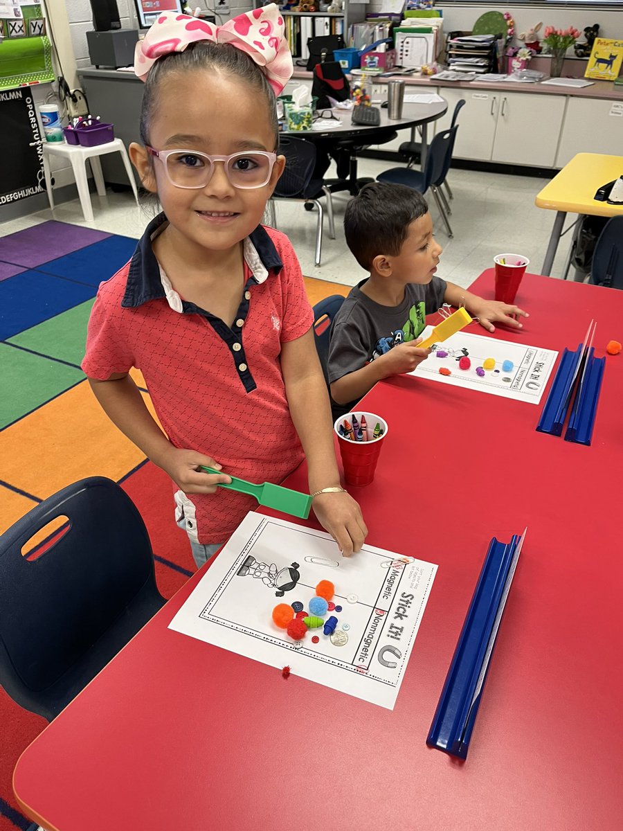 vaviles01's tweet photo. Magnetic or non-magnetic? Scholars sorting magnetic and non-magnetic objects #ESLAcademy #patrotpride https://t.co/N8dxXLkHZl