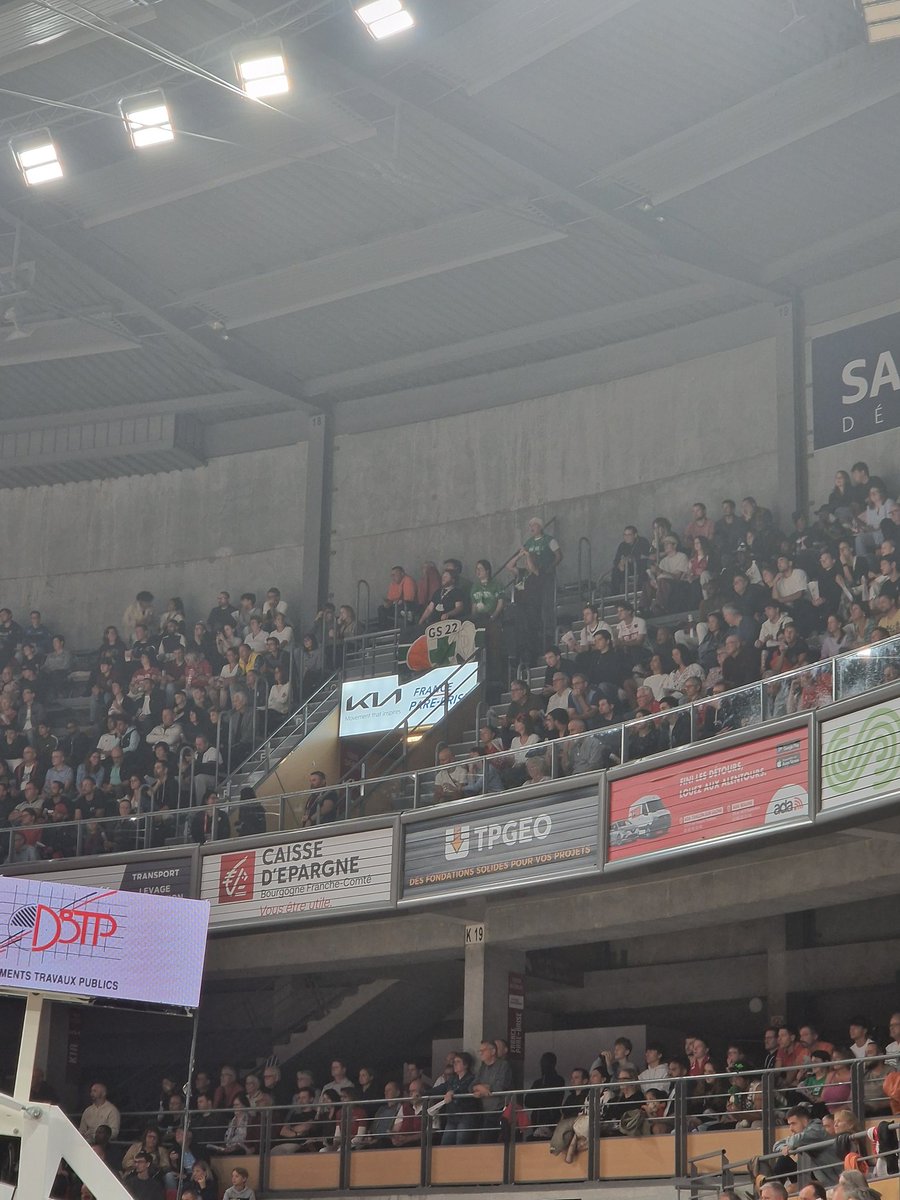Barbara Youinou (@barbarayouinou) on Twitter photo Ils ne sont que cinq dans le kop de <a href="/Nanterre92/">Nanterre 92</a> mais je peux vous dire qu'on les entend TRÈS bien 🔥🔥🔥 Ils ne sont que cinq dans le kop de <a href="/Nanterre92/">Nanterre 92</a> mais je peux vous dire qu'on les entend TRÈS bien 🔥🔥🔥