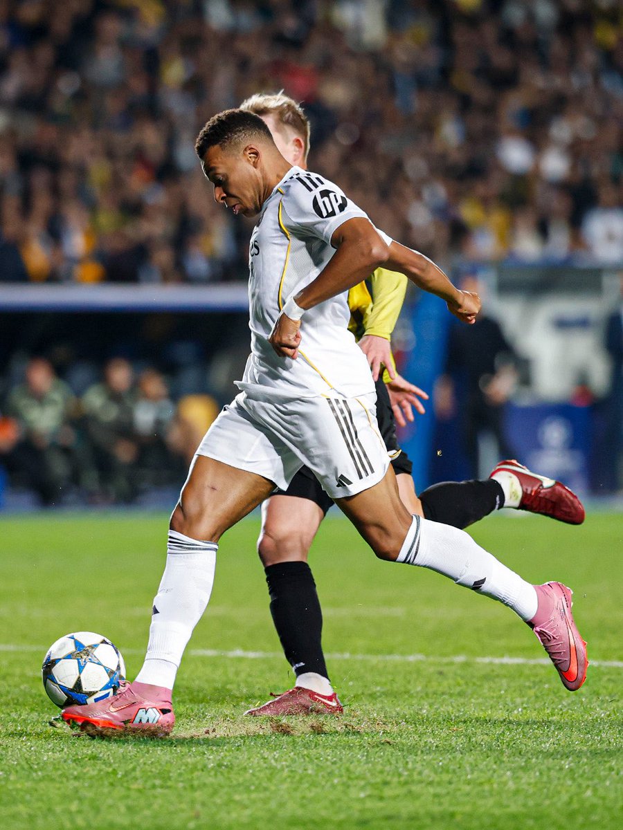 StatsKMbappe's tweet photo. Un début de saison stratosphérique d’un point de vue statistique pour Kylian. ⭐️

🏟️11 matchs
⚽️15 buts
🎯2 passes décisives 
📊17 G+A en 11 matchs
🎖️6x homme du match
✅10 victoires, 1 défaite

Kaimat : TRIPLÉ et MVP⚽️⚽️🎖️
Atletico Madrid : BUT ⚽️
Levante : DOUBLÉ ⚽️⚽️
Espanyol : BUT et MVP ⚽️🎖️
Marseille : DOUBLÉ et MVP ⚽️🎖️
Real Sociedad : BUT, PASSE DÉCISIVE ET MVP ⚽️🎯🎖️

Islande : BUT et PASSE DÉCISIVE ⚽️🎯
Ukraine : BUT ⚽️

Mallorca : ❌
Real Oviedo : DOUBLÉ et MVP ⚽️⚽️🎖️
Osasuna : BUT et MVP ⚽️