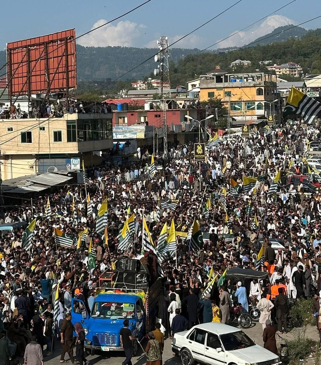 SoduzaiMaham's tweet photo. The Kashmiri people are appealing to international human rights organisations to pay attention on the other hand police are resorting to violence and tear gas shelling on peaceful protesters inAzad Kashmir @UNHumanRights
#AzadKashmir #Kashmir 
#Ajkrightsmovement https://t.co/Q4cfGgHNaL