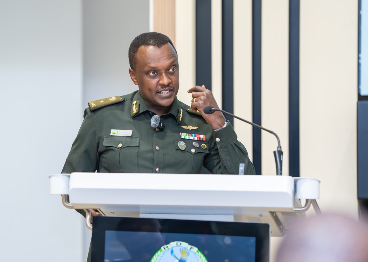 🇷🇼 The RDF Chief of Defence Staff, Gen MK Mubarakh, welcomed 27 officers from Zambia’s Defence Services College in Kigali. Led by Col Elias Zulu, the delegation is on a study tour to learn from Rwanda’s transformation and its role in regional peace and security. #RwandaWorks