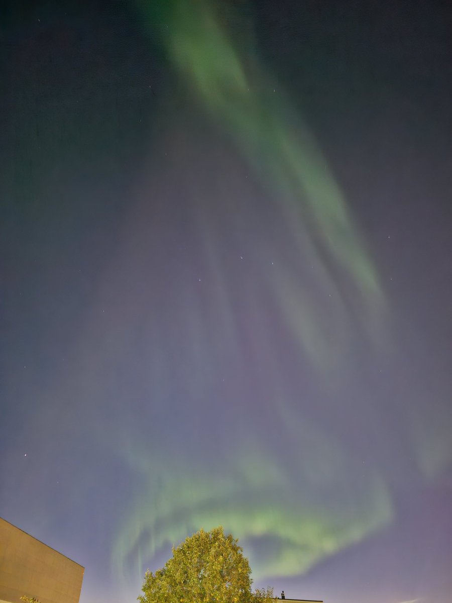 Perdona per aquesta imatge, no se fer fotos a les aurores, jo. Però això és d'ara mateix. Encara no s'ha fet de nit i això que veus aqui es veu a ull nú. 

Desde casa, amb contaminació llumínica al voltant. 

Ho he dit molts cops i ho repeteixo, no son necessaris els tours per