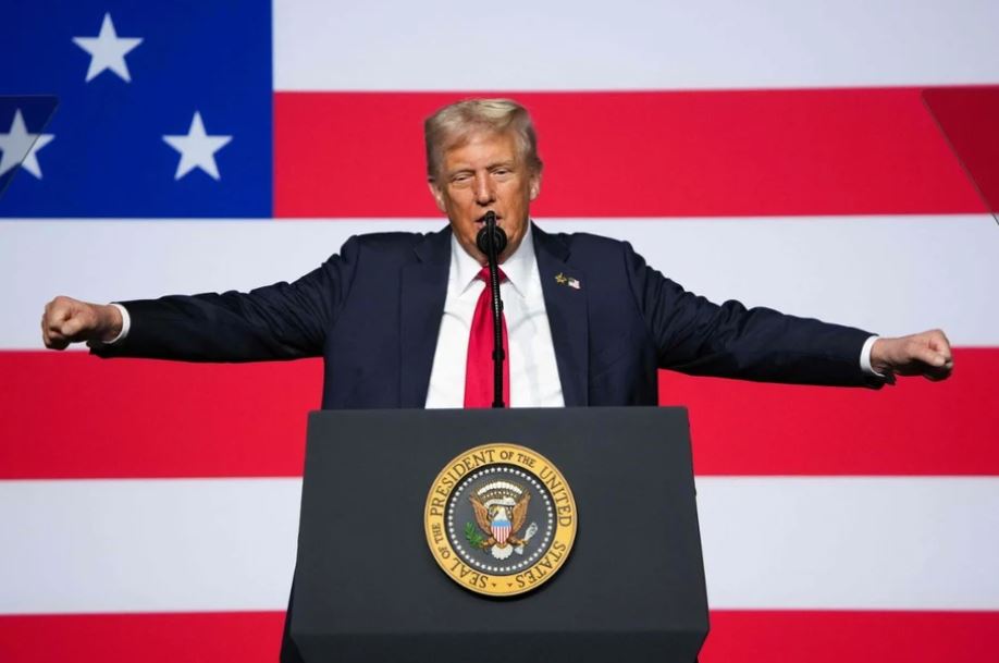 Donald Trump i jego szef Pentagonu Pete Hegseth, zwołali naradę dowódców wojskowych, aby złożyli hołd wierności faszyzmowi amerykańskiemu i sobie.
Donald Trump wezwał swoich generałów i zakomunikował, że armia jest jego, a jak się komuś nie podoba to wynocha. Przede wszystkim