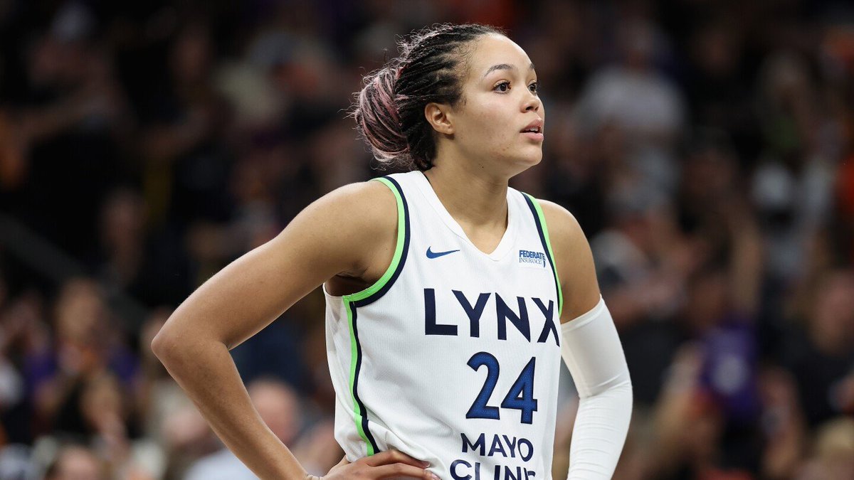 RitmoNba's tweet photo. Luego de la eliminación de Minnesota Lynx de los playoffs de la WNBA, Napheesa Collier leyó un comunicado DURÍSIMO contra la comisionado de la liga. Vale la pena leerlo completo:

"Gracias a todos por su tiempo hoy. He preparado una declaración que me gustaría hacer antes de responder cualquier pregunta. Bien, primero que nada, quiero felicitar a Mercury por haber llegado a las finales. Y quiero dejar algo claro: esta conversación no se trata de ganar o perder. Se trata de algo mucho más grande.
La verdadera amenaza para nuestra liga no es el dinero. No son los índices de audiencia, ni siquiera las faltas no cobradas o el juego físico. Es la falta de responsabilidad por parte de la oficina de la liga. Desde que estoy en la liga, han escuchado las constantes preocupaciones sobre el arbitraje y ahora ha alcanzado niveles de inconsistencia que afectan a nuestro deporte y socavan la integridad con la que funciona. Que a la liga le importe la salud de las jugadoras es una cosa, pero que además no le importe el producto que ponemos en la cancha es, en verdad, un autosabotaje. Año tras año, lo único que se mantiene constante es la falta de responsabilidad de nuestros líderes.

(…) La liga tiene una palabra de moda que ha usado como argumento en el CBA para explicar por qué no pueden pagar a las jugadoras lo que valemos. Esa palabra es “sostenibilidad”. Pero lo que realmente es insostenible es mantener un buen producto en la cancha mientras se permite que los árbitros pierdan el control de los partidos. Los aficionados lo ven cada noche. Los entrenadores, tanto ganando como perdiendo, lo señalan cada noche en las conferencias previas y posteriores a los partidos. Sin embargo, el liderazgo simplemente impone multas y mira hacia otro lado. Ignoran los problemas que todos dentro del juego suplican que se arreglen. Eso es negligencia.

En Unrivaled, este febrero pasado, me senté frente a Kathy (Engelbert) y le pregunté cómo planeaba abordar los problemas de arbitraje en nuestra liga. Su respuesta fue: “Bueno, solo los perdedores se quejan de los árbitros”. También le pregunté cómo planeaba solucionar el hecho de que jugadoras como Caitlin, Angel y Paige, que claramente generan enormes ingresos para la liga, ganan tan poco en sus primeros cuatro años. Su respuesta fue: “Caitlin debería estar agradecida de ganar 16 millones fuera de la cancha, porque sin la plataforma que la WNBA le da, no ganaría nada”. Y en esa misma conversación me dijo que las jugadoras deberíamos estar de rodillas agradeciendo nuestra buena suerte por el acuerdo televisivo que ella consiguió. Esa es la mentalidad que dirige nuestra liga desde arriba.

Nosotras batallamos cada día para proteger un escudo que no nos valora. La liga cree que tiene éxito a pesar de sus jugadoras, no gracias a ellas. Yo tengo el privilegio de ver a mi esposo dirigir una liga en la que debe equilibrar cientos de cosas a la vez. No voy a fingir que es un trabajo fácil, pero aun con todo eso en su mesa, siempre se toma el tiempo de acercarse a las jugadoras cuando ve una lesión, ya sea en Unrivaled o incluso durante la temporada de la WNBA. Eso es lo que significa liderazgo. Es el elemento humano, es la integridad básica, y es lo mínimo que debería representar cualquier líder.

Este mismo año he recibido llamadas, mensajes y buenos deseos de tantas jugadoras de toda la liga. Esos momentos me recuerdan que, a veces, hay cosas más grandes que los resultados del juego que jugamos. ¿Pero saben de quién no he tenido noticias? De Kathy. Ni una llamada, ni un mensaje. En su lugar, el único contacto vino de su mano derecha diciéndole a mi agente que ella no cree que el juego físico esté contribuyendo a las lesiones. Eso es exasperante, y es el ejemplo perfecto del enfoque sordo y despectivo que nuestros líderes parecen tener siempre.

Finalmente me cansé. Durante demasiado tiempo intenté tener estas conversaciones en privado, pero está claro que no hay intención de reconocer que existe un problema. La liga ha dejado claro que no se trata de innovación, no se trata de colaboración. Se trata de control y poder. Me he ganado esta plataforma y he pagado el precio para llegar aquí, y ahora tengo la responsabilidad de hablar en nombre de los aficionados y de todos en esta liga que merecen algo mejor.

La respuesta de nuestro liderazgo a ser responsabilizado es acallar las voces de todos imponiendo multas. No me preocupa una multa. Me preocupa el futuro de nuestro deporte. En algún momento, todos merecen escuchar la verdad de alguien que, espero, se haya ganado el beneficio de la duda para luchar por lo que es justo y correcto para nuestras atletas y nuestros aficionados.

Tenemos a las mejores jugadoras del mundo. Tenemos a los mejores aficionados del mundo. Pero ahora mismo tenemos al peor liderazgo del mundo. Si no supiera exactamente lo que implica este trabajo, tal vez no me sentiría así. Pero, desafortunadamente para ellos, sí lo sé. Servimos a una liga que ha demostrado que cree que los entrenadores campeones y las jugadoras del Salón de la Fama son prescindibles. Y eso está bien, es deporte profesional. Pero no voy a quedarme en silencio permitiendo que se apliquen diferentes estándares a nivel de la liga.

Gracias."