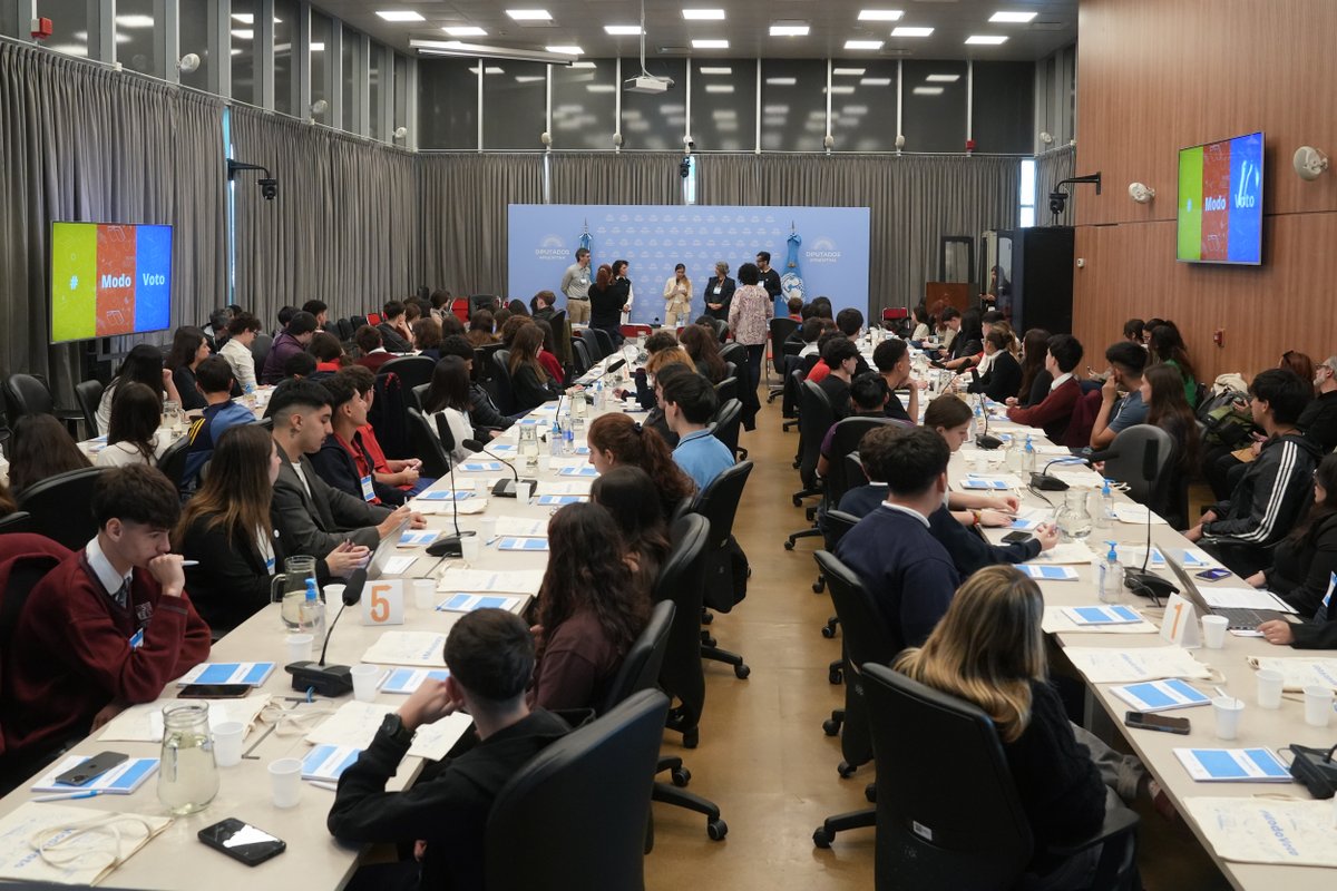 UNICEFargentina's tweet image. Así vivimos el #Hackathon #ModoVoto 🗳️✨
Ideas, energía y compromiso juvenil para decir fuerte: ¡queremos ser protagonistas de la democracia! 💬

📦 Descargá el kit #ModoVoto con herramientas para motivar la participación, el pensamiento crítico y el voto informado 👉…