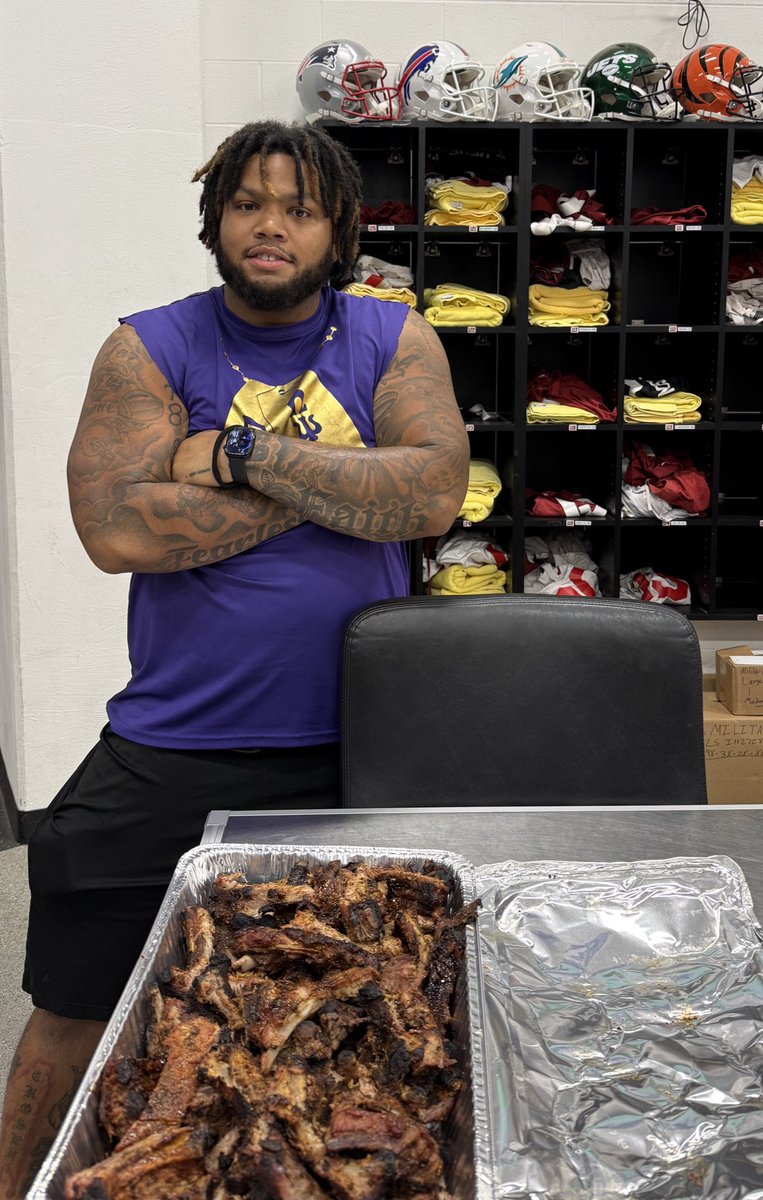 RazorbackEquip's tweet image. Man of the year? No question.
Shout out to @CamBam54 feeding the squad!