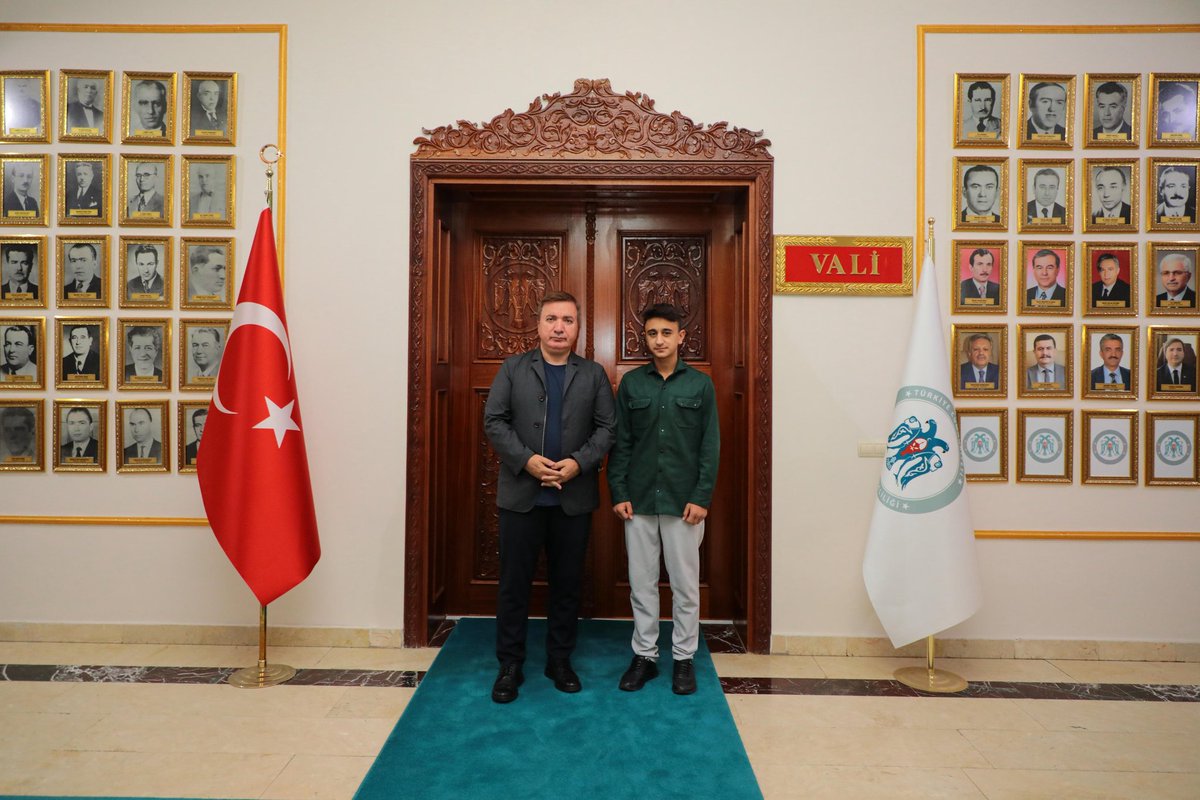 ervalilik's tweet photo. 01 Ekim 2025 tarihinde Erzincan Müftülüğü Konferans Salonunda düzenlenecek olan Diyanet İşleri Başkanlığı Hafızlık Bölge Yarışması'na katılmak üzere Bitlis ilini temsilen ilimize gelen Ahlat Şehit Eren Öztürk Külliyesi ve Kur'an Kursu yöneticisi Sn. Şerafettin Tanyeri, hafız öğrencisi Sn. Musab İlci ve beraberindekiler; Valimiz Sayın Hamza Aydoğdu'yu ziyaret ettiler.

Nazik ziyaretlerinden dolayı kendilerine teşekkür ediyoruz.