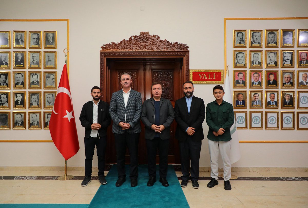 ervalilik's tweet photo. 01 Ekim 2025 tarihinde Erzincan Müftülüğü Konferans Salonunda düzenlenecek olan Diyanet İşleri Başkanlığı Hafızlık Bölge Yarışması'na katılmak üzere Bitlis ilini temsilen ilimize gelen Ahlat Şehit Eren Öztürk Külliyesi ve Kur'an Kursu yöneticisi Sn. Şerafettin Tanyeri, hafız öğrencisi Sn. Musab İlci ve beraberindekiler; Valimiz Sayın Hamza Aydoğdu'yu ziyaret ettiler.

Nazik ziyaretlerinden dolayı kendilerine teşekkür ediyoruz.