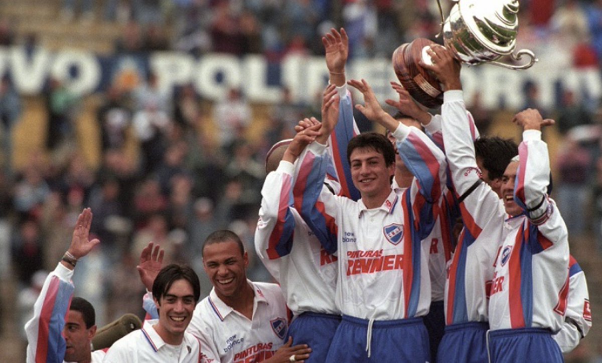 "Jorge Delgado"
Porque hoy cumple años un jugadorazo del Decano del fútbol uruguayo, campeón Uruguayo con Nacional en 1998
Felicidades Bolso