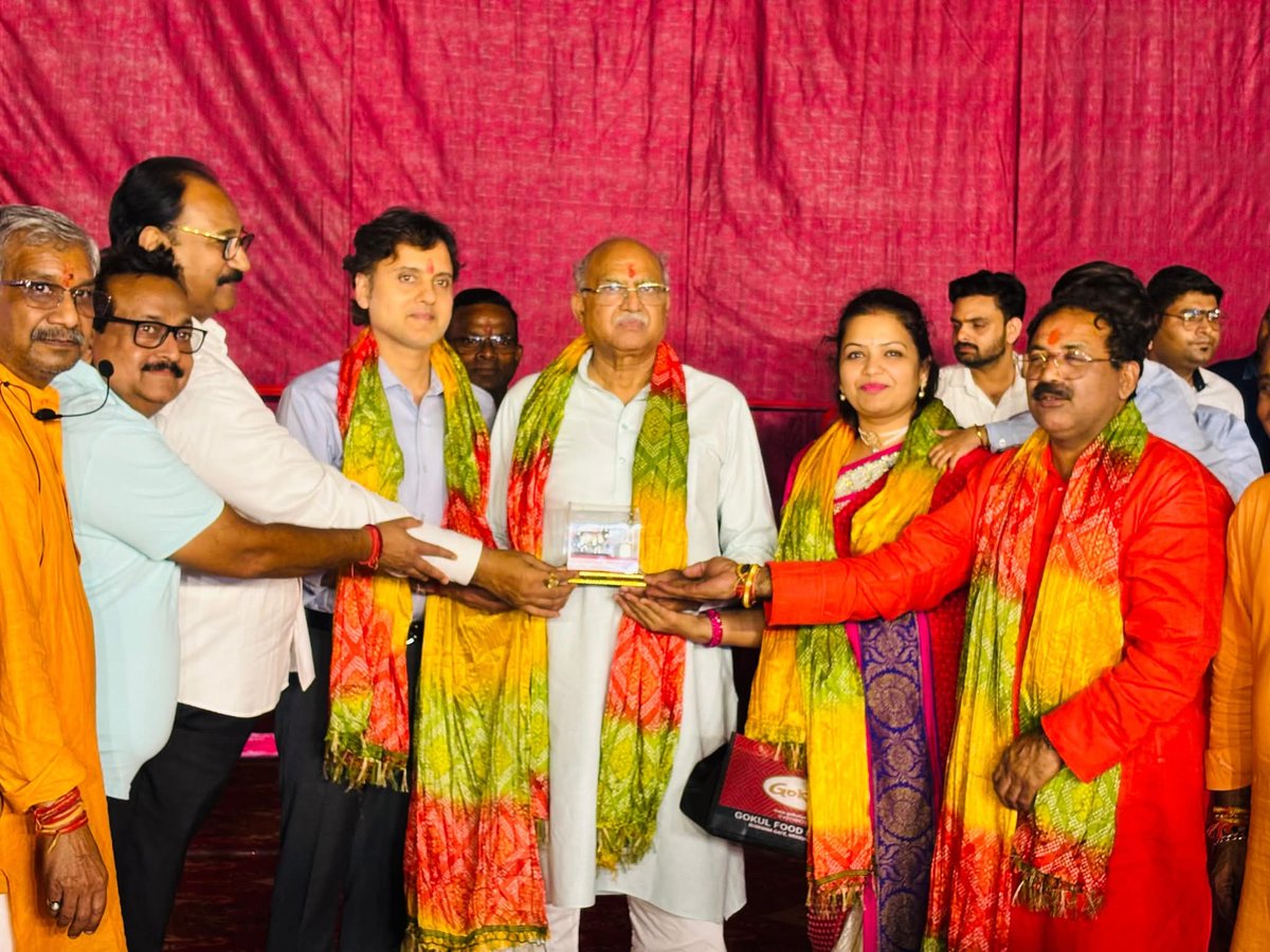 आज मेरठ #कैंट_विधानसभा के सदर स्थित भैंसाली मैदान में हर वर्ष की भाती इस वर्ष भी रामलीला कमेटी मेरठ छावनी द्वारा #रामलीला का आयोजन किया गया जिसमे मुख्य अतिथि के रूप में अपनी पुत्री श्रीमती मनिका शर्मा एवं दामाद श्री वरुण शर्मा के साथ उपस्थित होकर भगवान श्री रामचंद्र जी, श्री