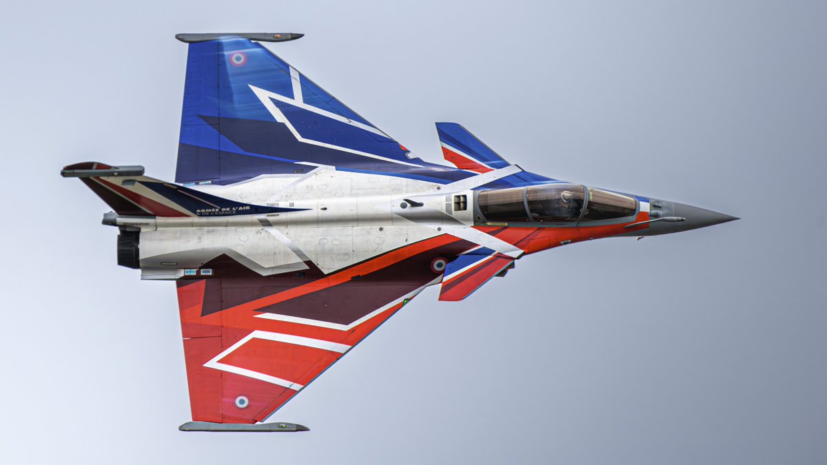 Ce week-end c'était la dernière présentation de l'année pour le <a href="/Rafale_Display/">Rafale_Solo_Display</a> et Mimouss !
Météo compliquée pour les photos, mais qui a quand même permis d'apprécier cette super démo