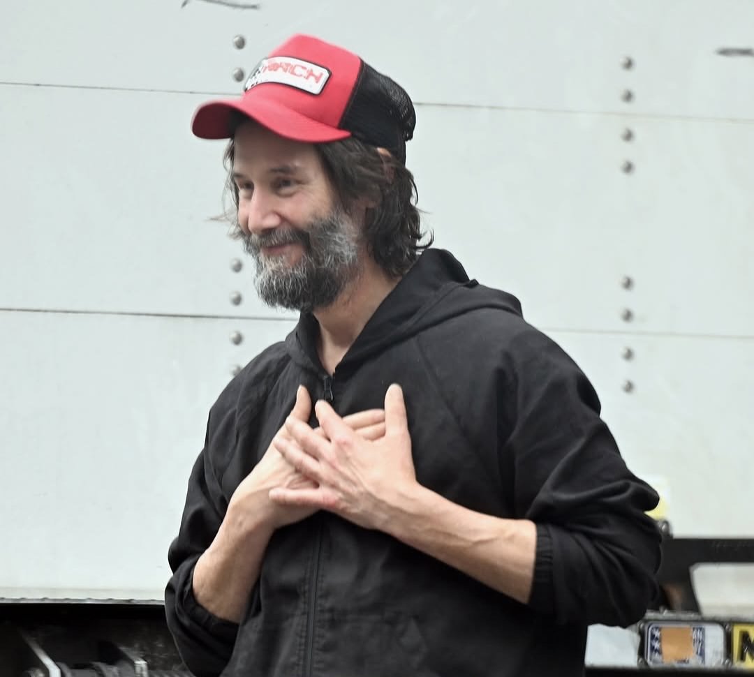 archiveskeanu's tweet photo. Keanu Reeves saying goodbye to Alexandra Grant with hugs, kisses, and heart signs before heading to the airport in New York City. https://t.co/MbAHWmba28