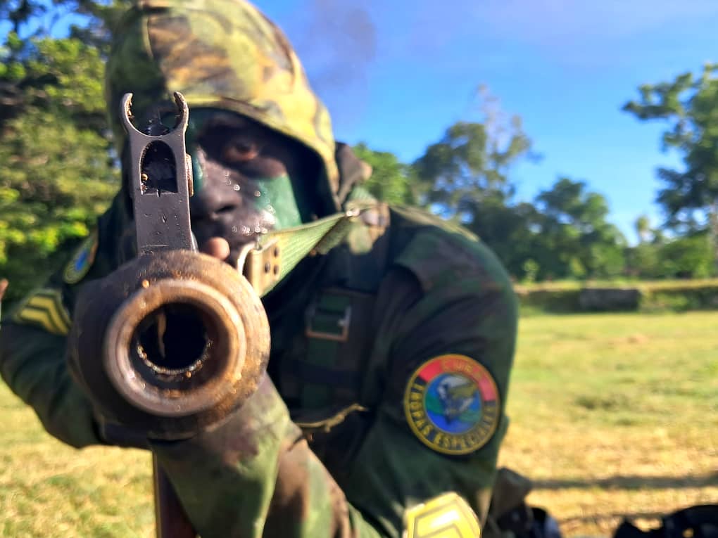 EjtoOccidental's tweet photo. ‼️La competencia nacional de tropas especiales de las FAR no solo mide habilidades: reafirma el compromiso de nuestras tropas con la defensa, la disciplina y el honor.  
¡Juventud, fuerza y Patria se funden en cada movimiento!  
#FARCuba #SiempreJoven https://t.co/YFF6zWYSzq