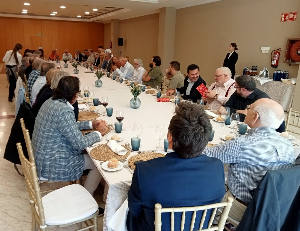 Interesante y concurrido almuerzo con la presidenta del RC Celta, Marian Mouriño, presentada por un clásico del periodismo deportivo gallego: Antonio Estévez. Lalo Pavón actuó como moderador y la presidenta de la APG, María Méndez, encabezó la mesa.