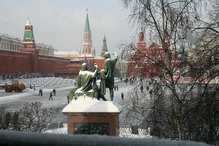 Gutz_Adry's tweet photo. ❄️ Rusia en invierno y la paz mental
🧵
A lo largo de la historia, muchos ejércitos han intentado invadir 🇷🇺 y el frío ha sido su peor enemigo
Rusia + invierno = un muro invisible que ningún ejército conquista fácilmente. ❄️🥶

#InviernoRuso #Estrategia #PazMental https://t.co/7UkjH4Mwez