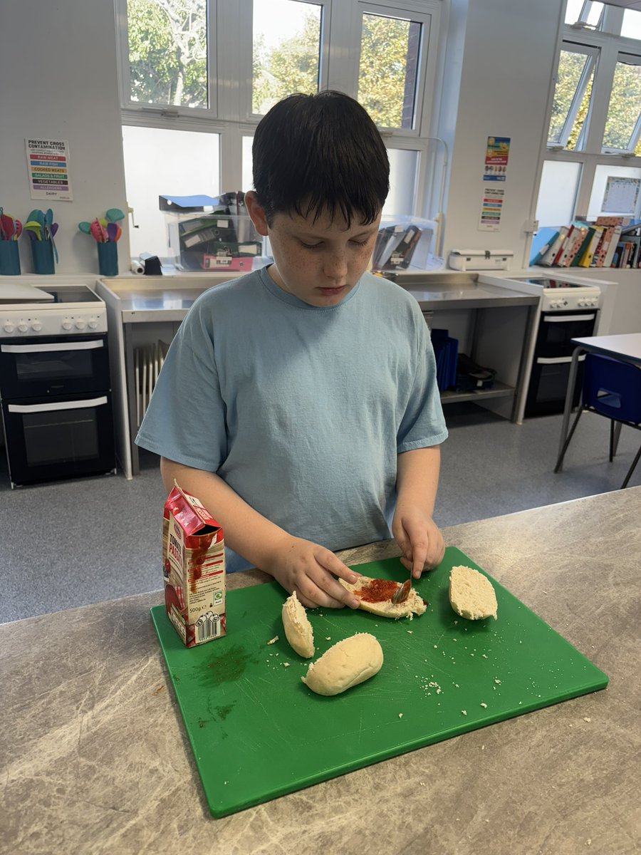 _SuttonHouse_'s tweet photo. ๐๐Pizza rolls!! Star class had a fantastic lesson making knife safety posters before entering the kitchen to make some pizza rolls, they developed their cutting and focus skillsโญ๏ธ
#FoodTechnology #SEMH #SafetyInTheKitchen #SHA https://t.co/V4qF3VTavq