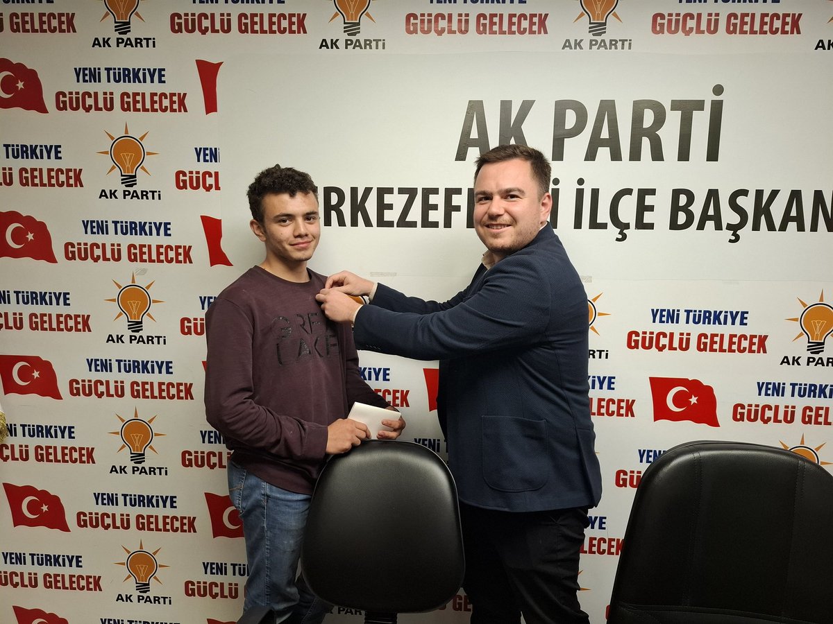 18 Yaşını yeni dolduran genç kardeşimizi AK Parti ailemize dahil ettik.
Rozetini İlçe Gençlik Kolları Başkanımız <a href="/Avabdullahhasim/">Abdullah Hasim Akgun</a> taktı.

Ailemiz gün geçtikçe büyüyor 🙋🏻‍♂️💪