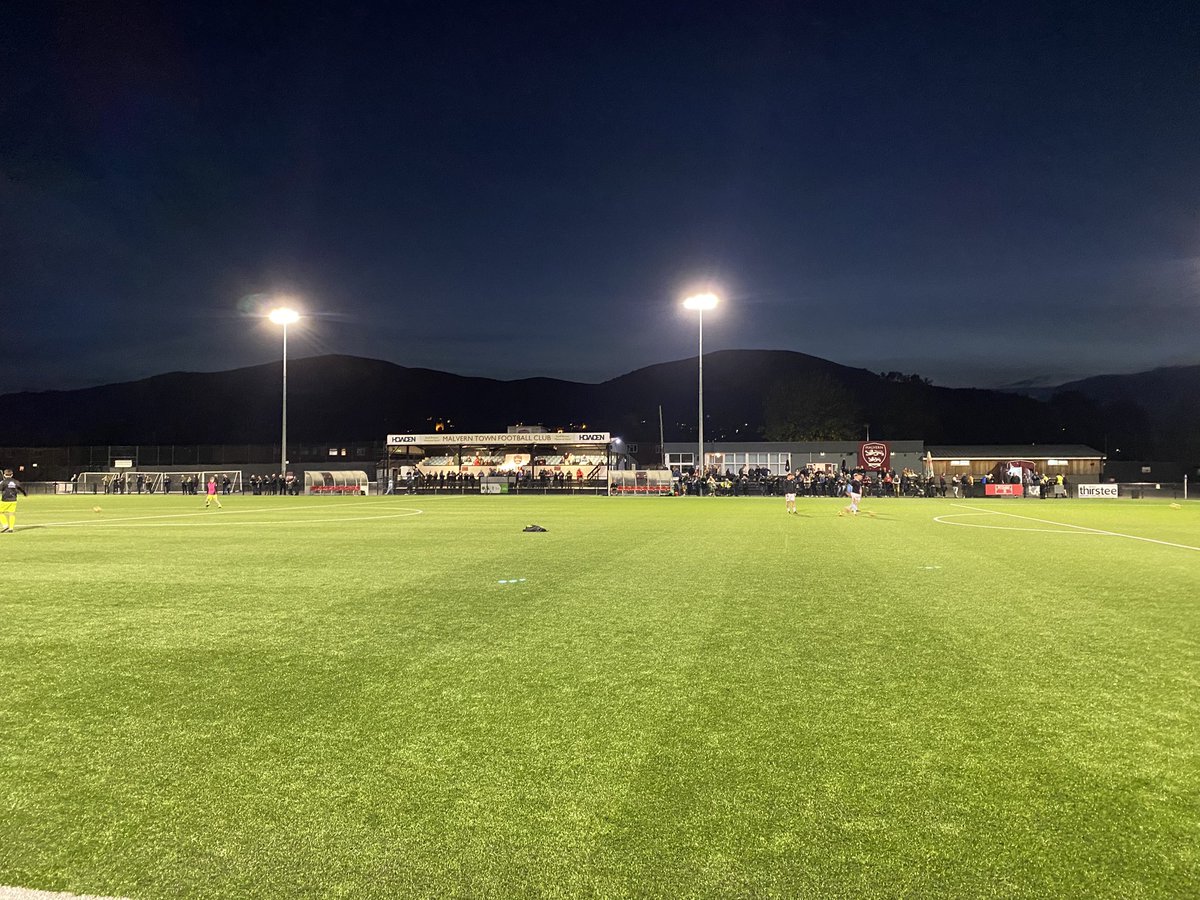 mywhufc's tweet image. Match 13
@MalvernTown1946 v Bishops Cleve
£10 get in
£3 programme
£5.50 beer
Disappointed no scarf available
Nice to see claret & Blue kit
The away shirt is proper as well