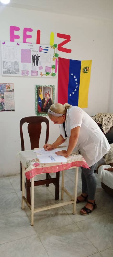 cubacooperaven's tweet image. Brigada Médica Cubana Perteneciente al Centro de Diagnóstico Integral Ramón de Montaño firmamos nuestro compromiso y apoyo al pueblo Venezolano 
#CubaCoopera