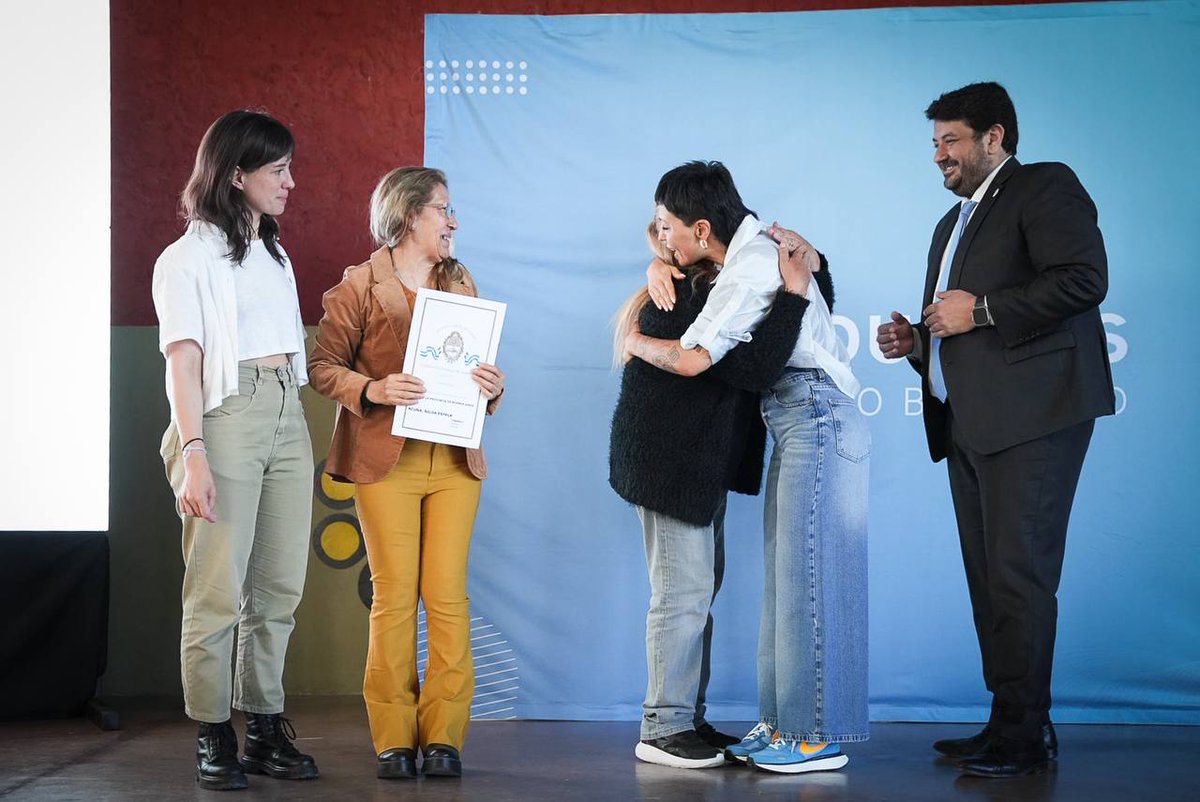 📑 La intendenta municipal, junto a autoridades provinciales y municipales, encabezó la entrega de 800 nuevas escrituras a familias quilmeñas.

🏡 Con esta entrega, ya son 3.390 títulos otorgados en #Quilmes, garantizando el título de propiedad para nuestras vecinas y vecinos.