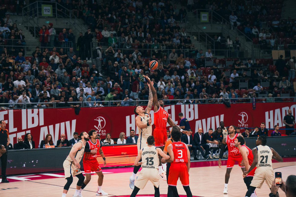 🏀 VICTOIRE HISTORIQUE DE L'HAPOËL TEL-AVIV 🇮🇱 EN EUROLEAGUE 🇪🇺 !

Pour le tout premier match de l'histoire de l'Hapoël ⚒️ dans la plus prestigieuse des compétitions européennes, le club de Tel-Aviv a frappé fort en écrasant Barcelone 🇪🇸 ce soir à Sofia 🇧🇬, sur le score de