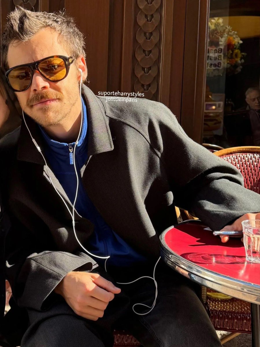 hsgaaay's tweet image. harry styles has drawing as one of his hobbies and it's so cute.. he must spend hours drawing and painting