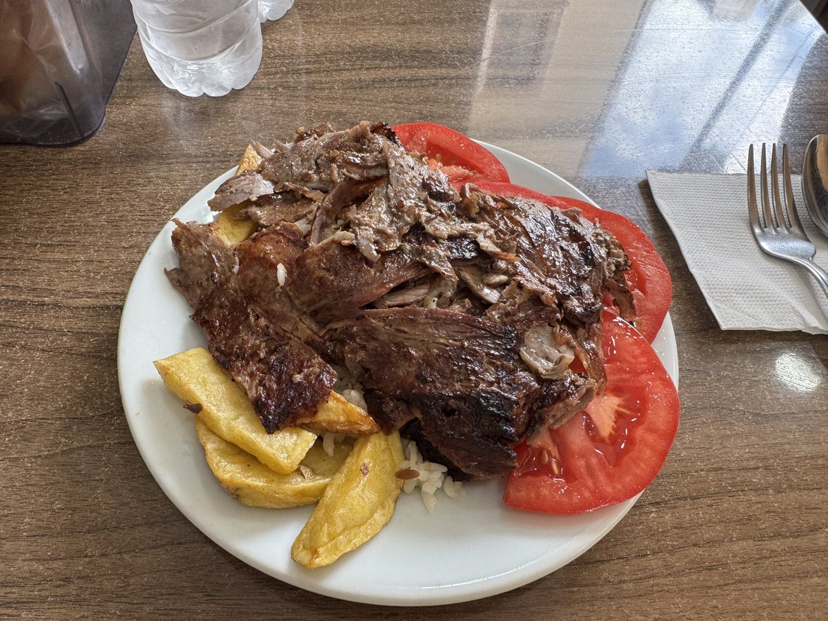 suusan4845's tweet photo. 地元のおじさま方御用達のお店でランチ🍽️

Sofram Kebap Döner

döner pilav üstü を注文✨
最近食べたdöner の中で1番の美味しさ！

女性1人だと入るのに勇気が必要でしたが、店員さんも親切で安心して食事ができました。 https://t.co/3cL2iZ2ZV6