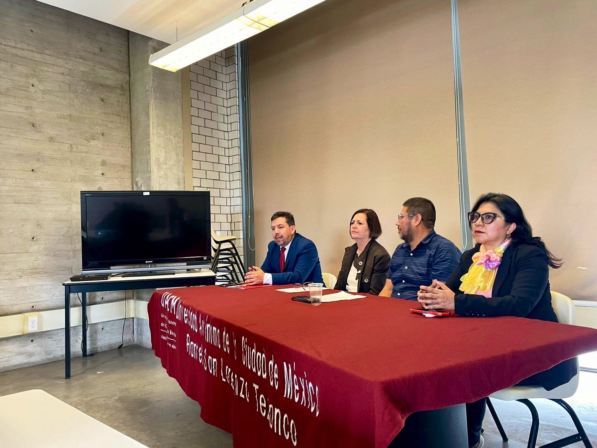 PDHCDMX's tweet photo. #Entérate 📢 Ayer desde el plantel San Lorenzo #Tezonco de la @UACM , la #IESIDH, a través del Maestro Aarón Garduño Jiménez, platicamos acerca de los  “#DerechosHumanos: la importancia del enfoque diferencial en la atención de las #PersonasMayores”, en el marco del curso-taller “La plenitud de vida para una vejez digna”.  Durante el acto inaugural se contó con la participación del Rector de la UACM, Mtro. Juan Carlos Aguilar. Esta actividad surge en el marco de la colaboración IESIDH-UACM como parte de la construcción del #PDHCDMX y contribuye a cambiar nuestra forma de pensar y sentir sobre el #Envejecimiento.