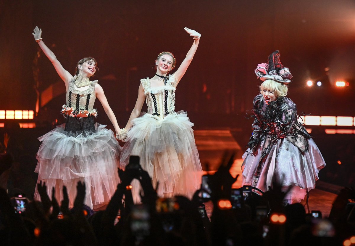 jenna_ethereall's tweet photo. Lady Gaga Recruits ‘Wednesday’ Stars Emma Myers &amp; Evie Templeton To Perform ‘The Dead Dance’ At First ‘Mayhem Ball’ Show In London
https://t.co/nbSlfchUYj

4K image Getty / Deadline https://t.co/ENYkMMVV11