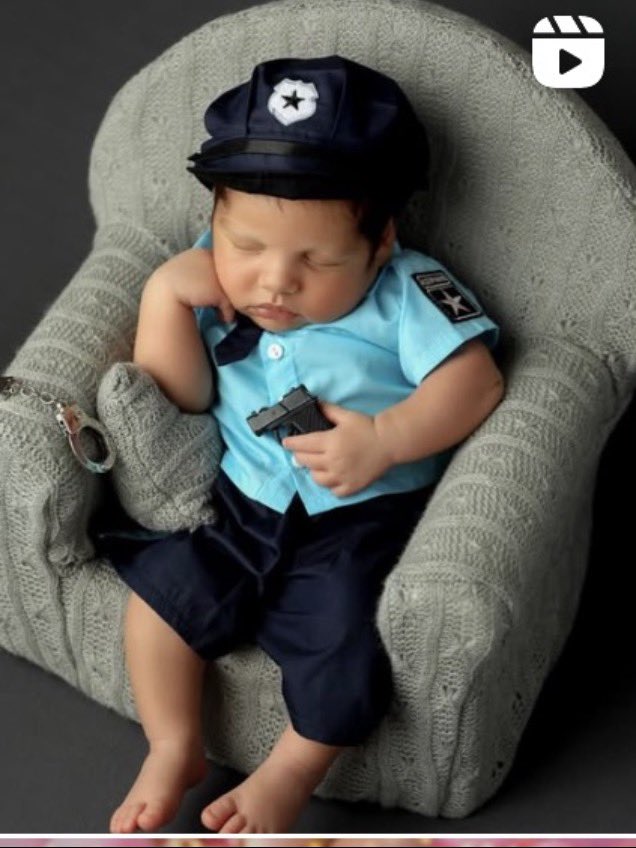 استشهد قبل قليل المصور المحترف "يحيى برزق" الذي ملأ البسمة على الكثير من العوائل، وكان يوثق باحترافية صور مواليد غزة.

مواهب بالجملة تختطفها آلة الحقد الصهيونية، والله المستعان..