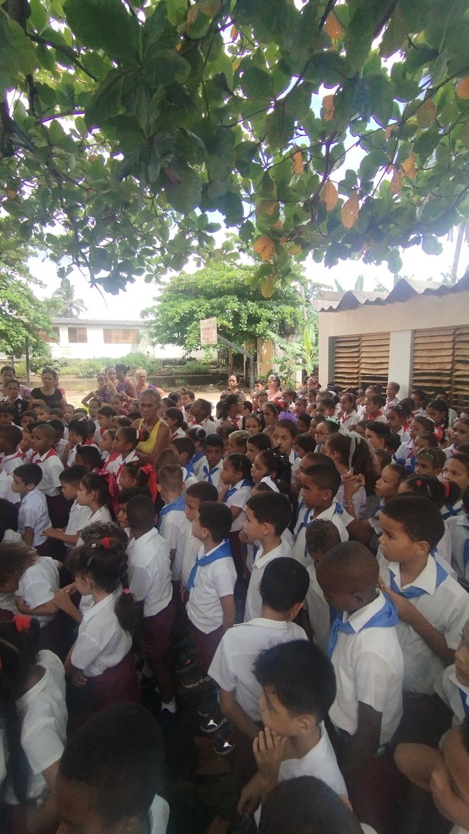 Los Estudiantes y trabajadores apoyamos de forma positiva al hermano pueblo De Venezuela.<a href="/CubaMined/">MINED</a> <a href="/DiazCanelB/">Miguel Díaz-Canel Bermúdez</a> <a href="/NTN24ve/">NTN24 Venezuela</a> <a href="/fidel/">fidel cardona</a>