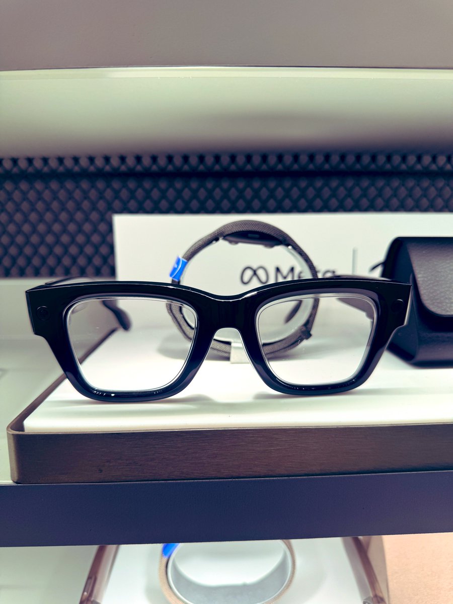Dilmerv's tweet image. This is the beginning of the future. I remember the day I first tried the DK1 and saw how magical it was. Then I got a Rift, which was even more magical but required so much equipment. Later came the Oculus Go, and with it, a completely new medium was created.

Today, we have a…