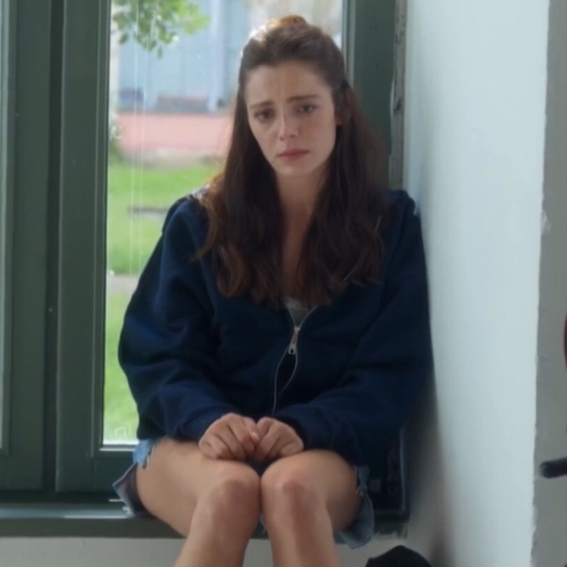 hvoidss's tweet image. birsey yok ya babası yüzünden annesiyle biraz tartısmıs akgunun gelip onu almasını bekliyo okuldan