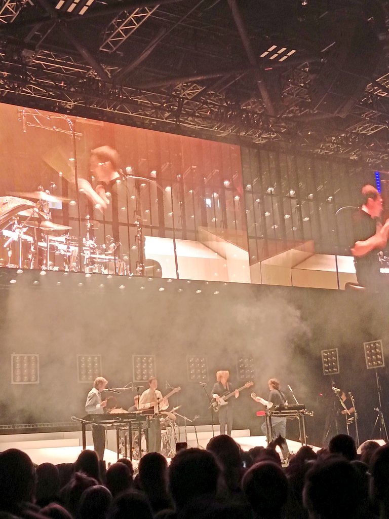 Inicio de gira de Parcels en Düsseldorf. 
El Mitsubishi Electric Halle transformado en una pista de baile. Un gran concierto, un gran grupo