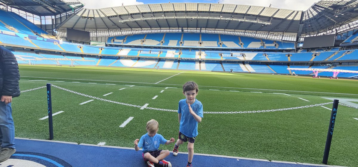 DBooth1987's tweet photo. @ErlingHaaland @ManCity @alfiehaaland Then pitch side. Can't stop him. https://t.co/uiuASk2C55