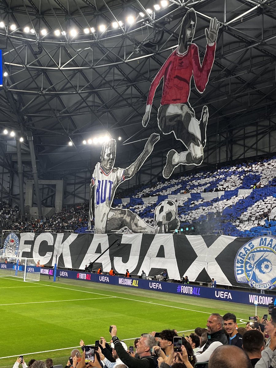 Magnifique hommage au roi Johan et à l’ami  Jules  #OMAjax