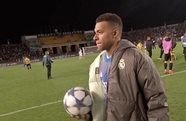 صاحب الكرة وأفضل لاعب في العالم حالياً🤍 👑