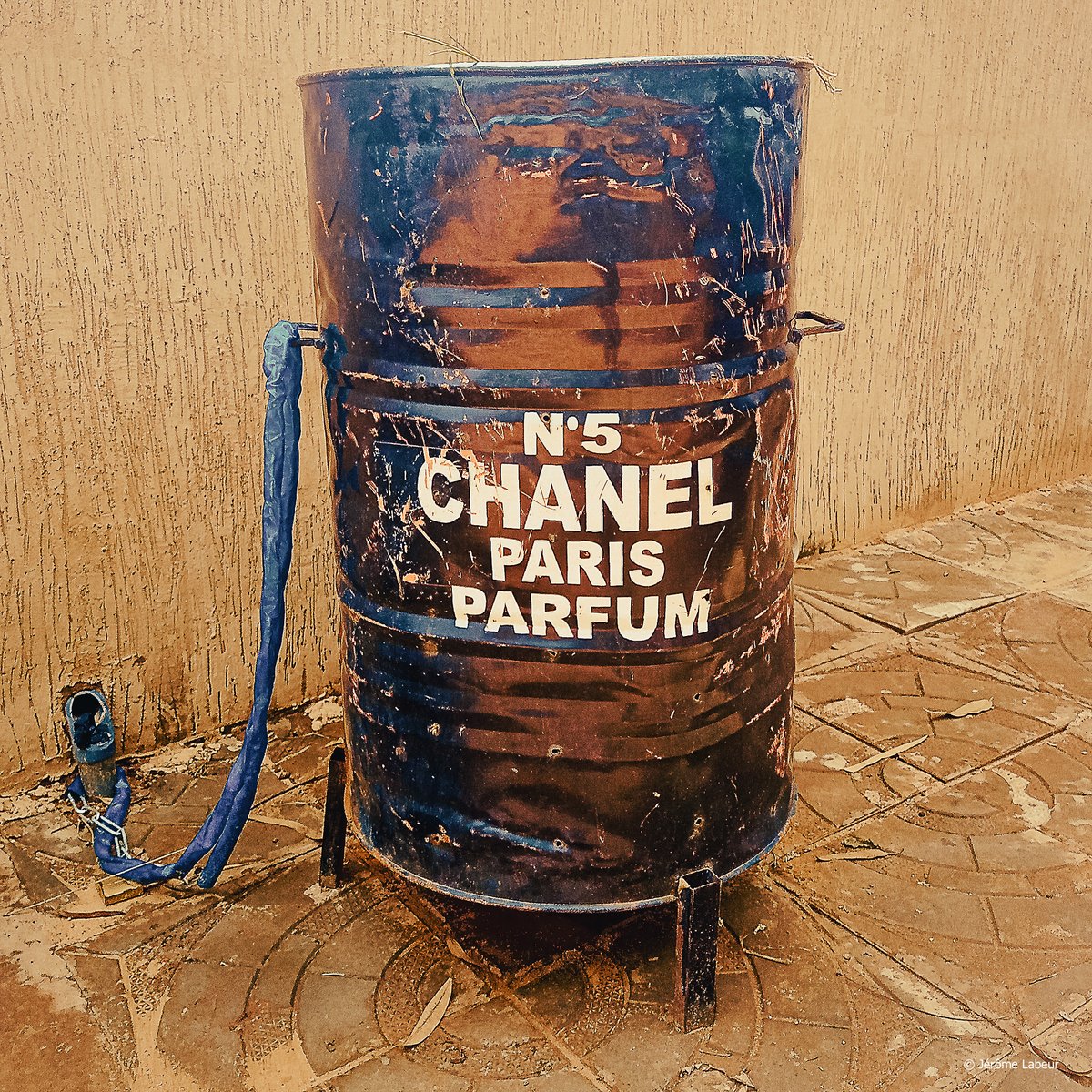 Très heureux de montrer mes clichés du #Niger à la Biennale Euro-Africa de Montpellier. Mes 📷invitent à suspendre le cours du temps, à laisser l’👁️s’attarder sur ces détails infimes tantôt surprenants, tantôt facétieux ou poétiques que la hâte ordinaire relègue dans l’ombre.