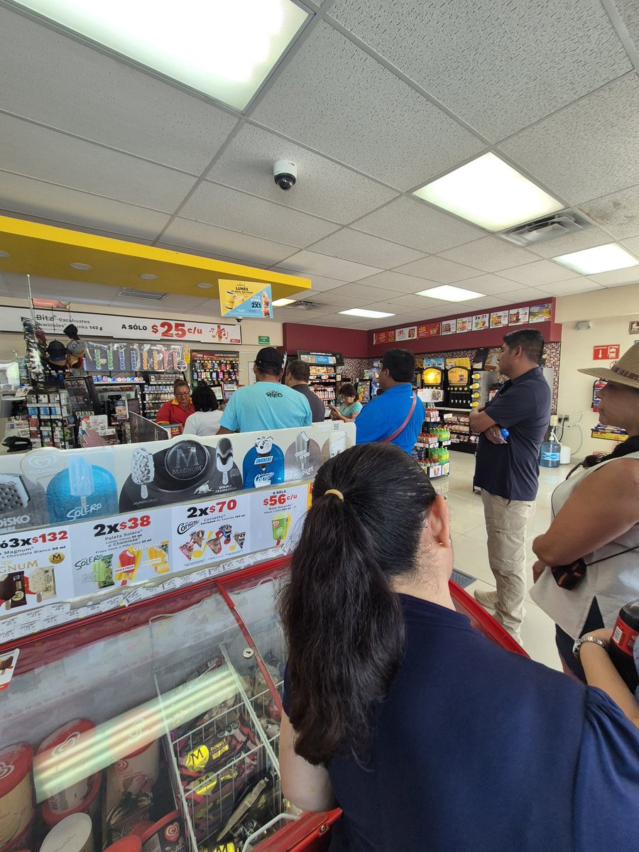 chp_2802's tweet photo. @Tiendas_OXXO Buenas tardes, en la tienda ubicada a un costado del palacio de gobierno en la ciudad de Chetumal, es muy frecuente que solo atienda una persona en caja y los tiempos de espera se alargan, urge que pongan a más personal a cobrar ya que es un lugar muy concurrido https://t.co/UvvJzQRTEg